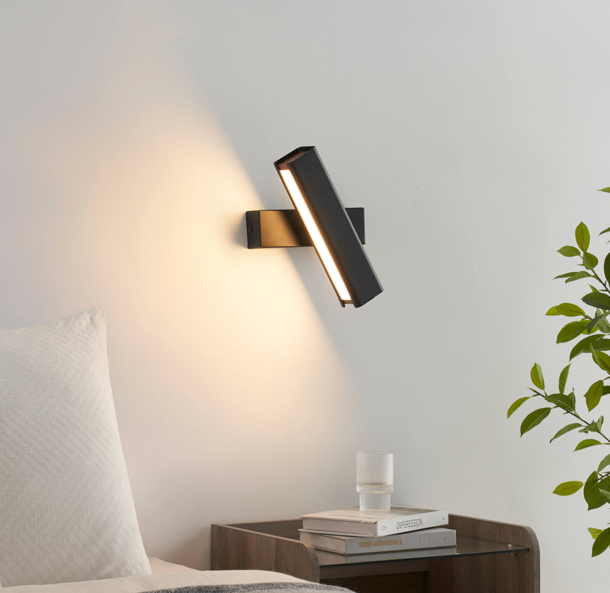 Rotatable LED Wall Light – Cordless Wall Sconce for Energy-Efficient Illumination – Modern Design for Bedroom and Hallway 4